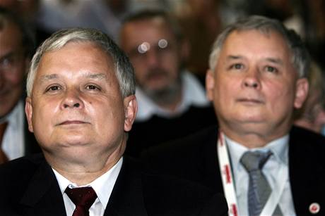 Lech Kaczynski (vlevo) s bratrem Jaroslawem na archivním snímku z r. 2005